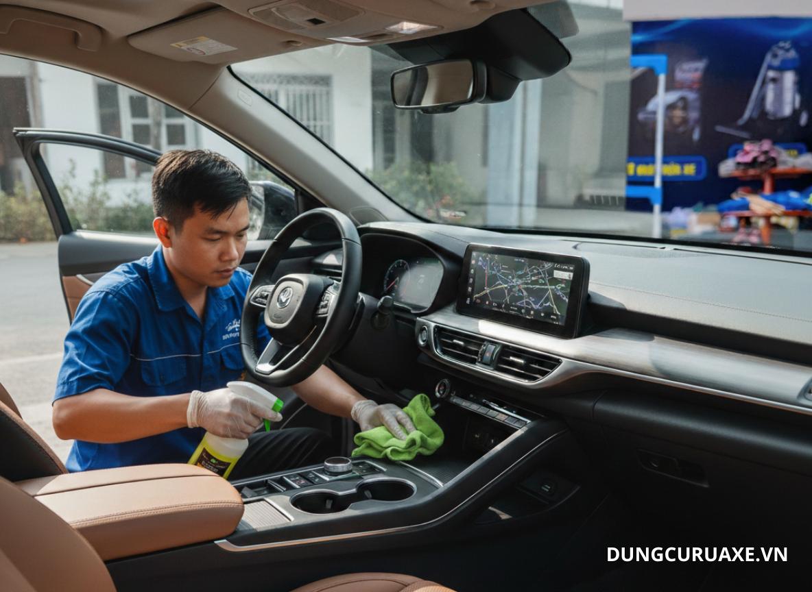 Nên lau chùi taplo ít nhất 1–2 lần/tuần bằng khăn mềm và dung dịch vệ sinh nội thất chuyên dụng