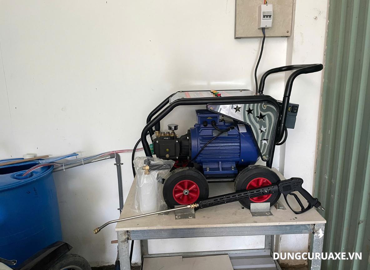 Máy rửa xe cao áp là thiết bị không thể thiếu trong tiệm rửa xe