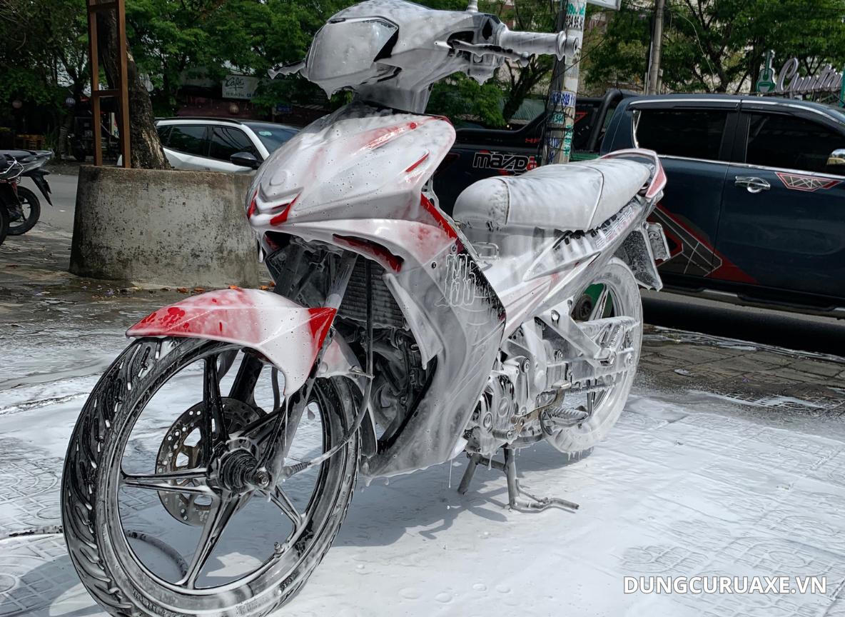 Phủ bọt đều lên toàn bộ bề mặt xe để rửa