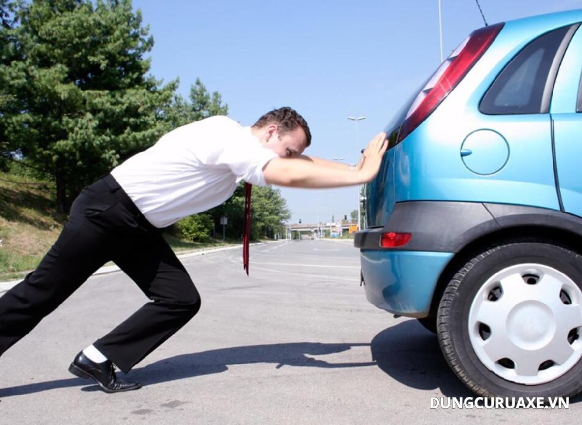 Chủ quan khi xe cạn nhiên liệu có thể bị tắt máy giữa đường