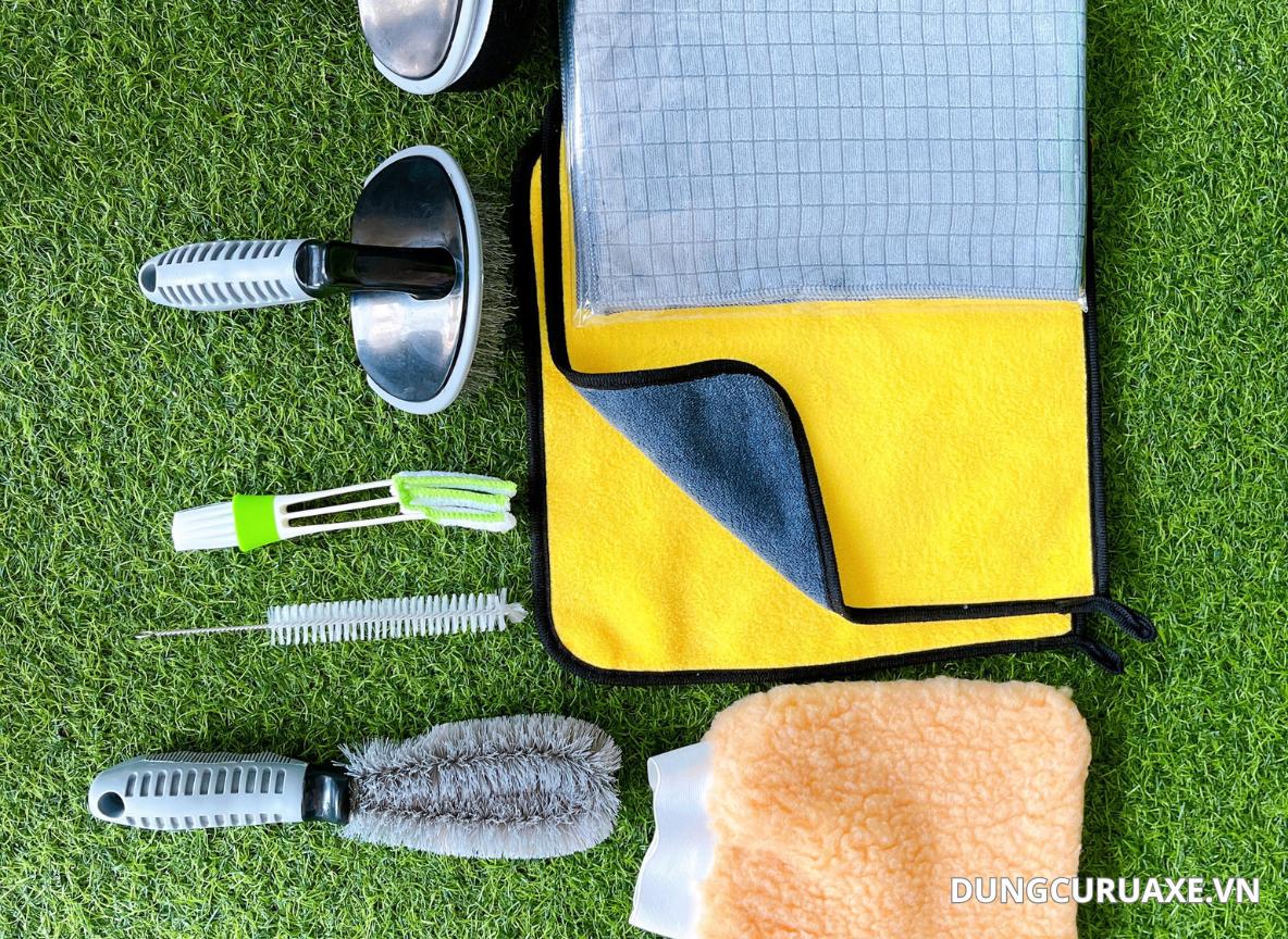 Bộ dụng cụ khăn lau và bàn chải chuyên dụng