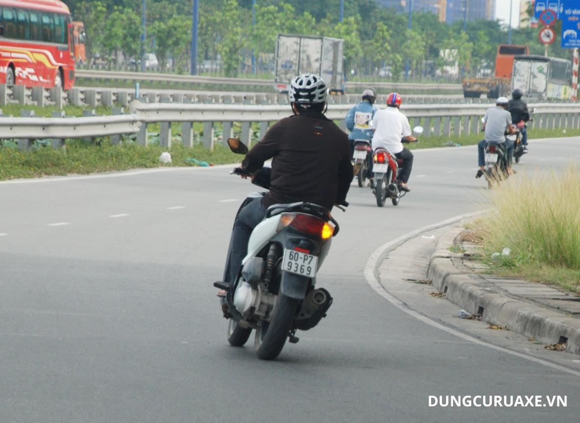 Lỗi Không Xi Nhan Khi Chuyển Làn: Quy Định Và Mức Phạt Bạn Cần Biết