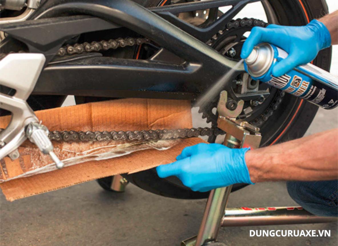 Vệ sinh và bảo dưỡng xích bằng dung dịch chuyên dụng