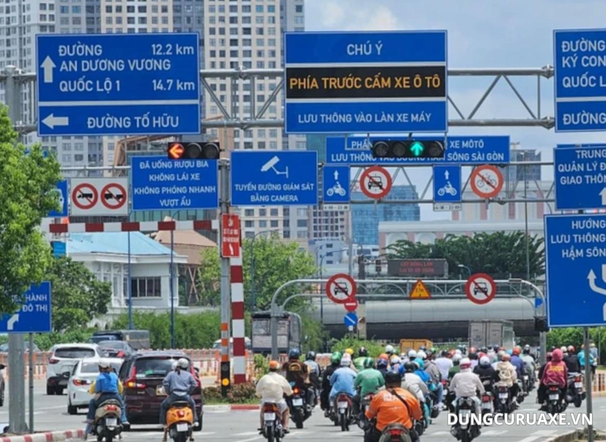 Khi gặp đèn tín hiệu không giây cần quan sát tín hiệu của các xe xung quanh