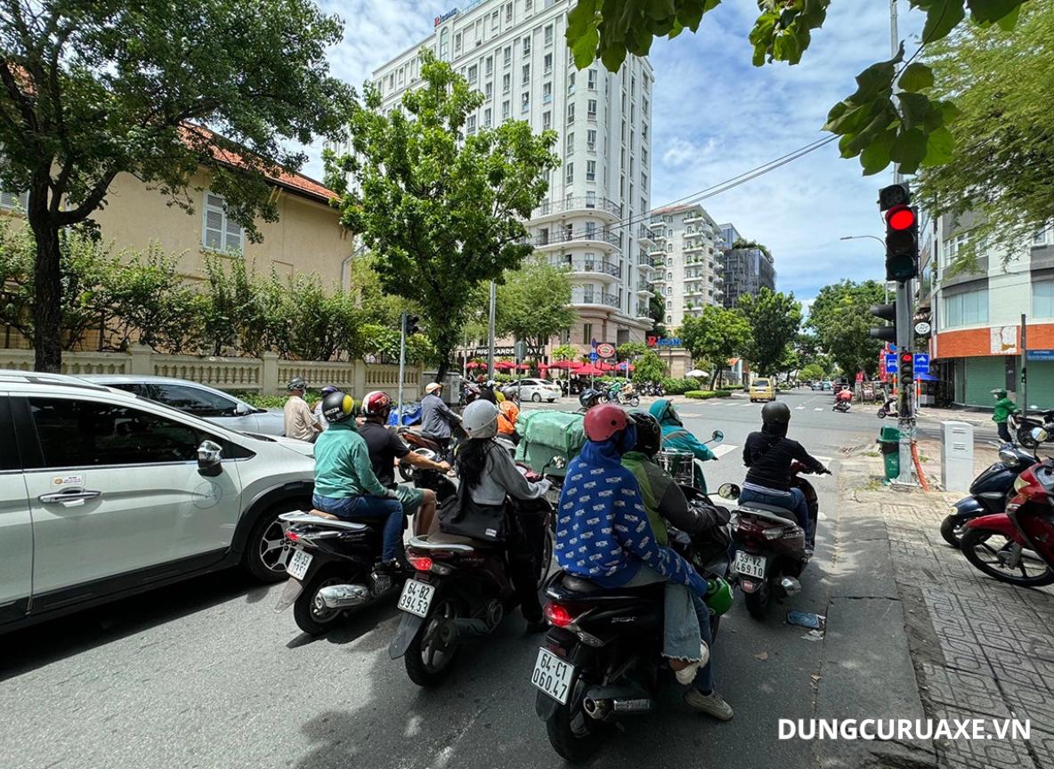 Không bấm còi, chen lấn khi dừng đèn đỏ