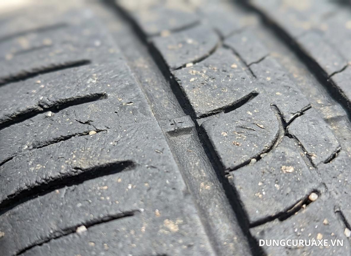 Lốp xuống cấp giảm khả năng bám đường và mất an toàn khi xe vận hành