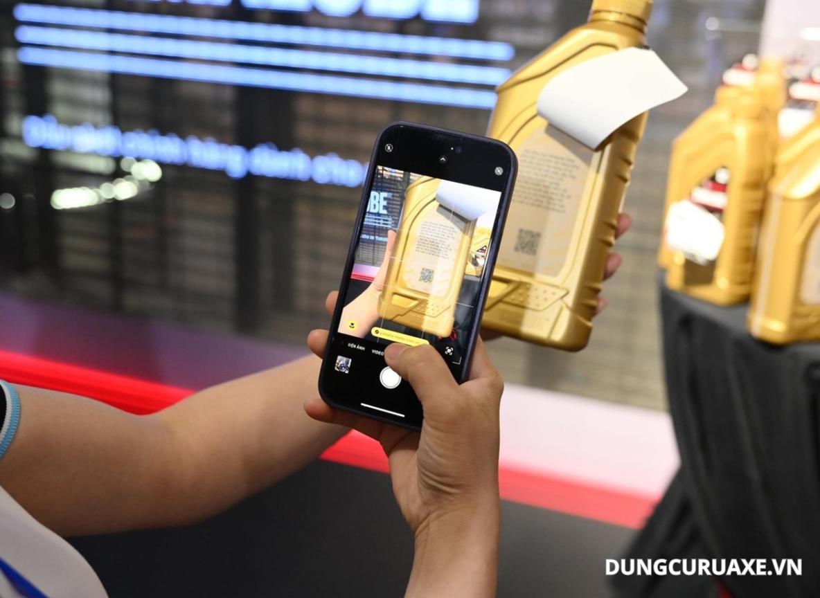 Có thể check QR code để kiểm tra dầu nhớt chính hãng