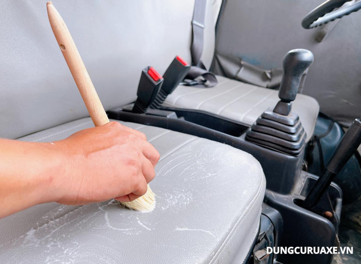 Sử dụng cọ vệ sinh nội thất chuyên nghiệp giúp tránh trầy xước trên bề mặt