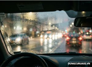 Mẹo Khắc Phục Kính Lái Ô Tô Bị Hấp Hơi Nước Khi Trời Mưa