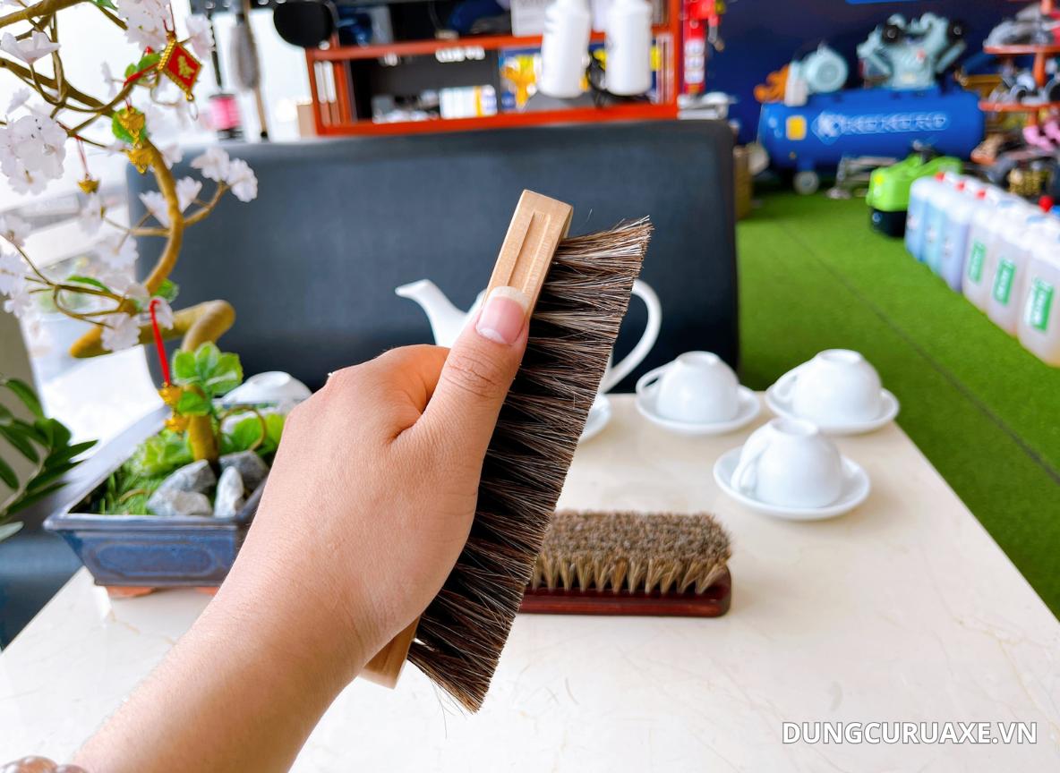 Sử dụng bàn chải lông ngựa giúp hạn chế trầy xước trên bề mặt
